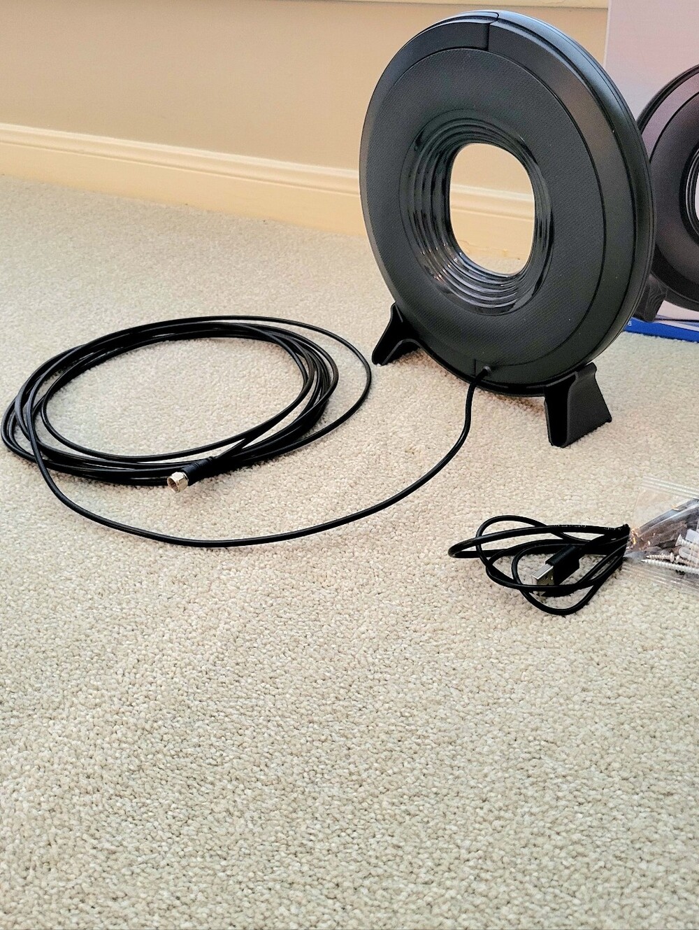 Full HD Indoor TV Antenna 360° with Amplifier Signal Booster - Picture 3 of 9